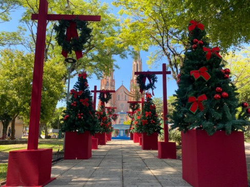 Árvores de Natal enfeitam o Centro em Venâncio Aires (Foto: Júlia Brandenburg/Folha do Mate)