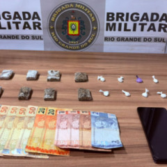 Adolescentes estavam em poder de porções de maconha e cocaína (Foto: Brigada Militar/Divulgação)