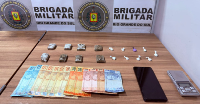 Adolescentes estavam em poder de porções de maconha e cocaína (Foto: Brigada Militar/Divulgação)