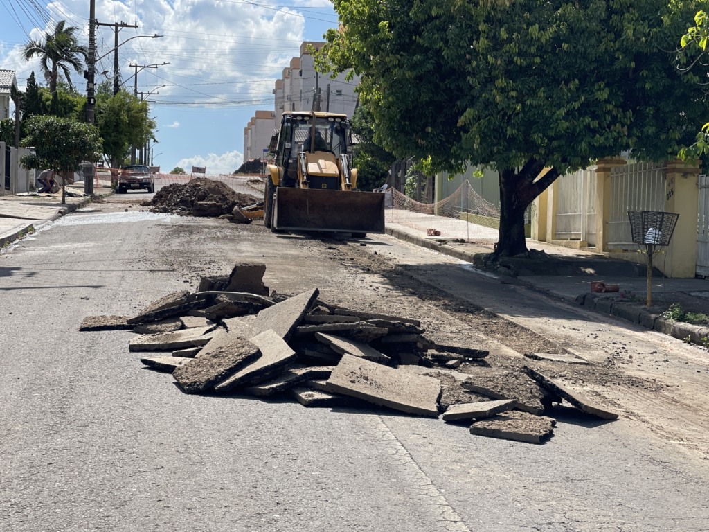 Intervenções de empresa terceirizada na rua Duque de Caxias (Fotos: Júnior Posselt/Folha do Mate)