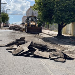 Intervenções de empresa terceirizada na rua Duque de Caxias (Fotos: Júnior Posselt/Folha do Mate)
