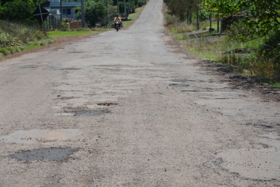 Usuários da VRS-816 não veem a hora de a pista passar por intervenção profunda (Foto: Alvaro Pegoraro/Folha do Mate)

