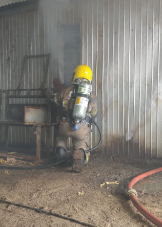 Bombeiros agiram para impedir que as chamas se propagassem (Foto: CBM/Divulgação)