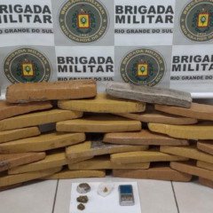 Droga estava escondida no forro de uma casa desabitada (Foto: Brigada Militar/Divulgação)