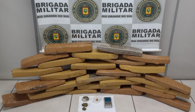Droga estava escondida no forro de uma casa desabitada (Foto: Brigada Militar/Divulgação)