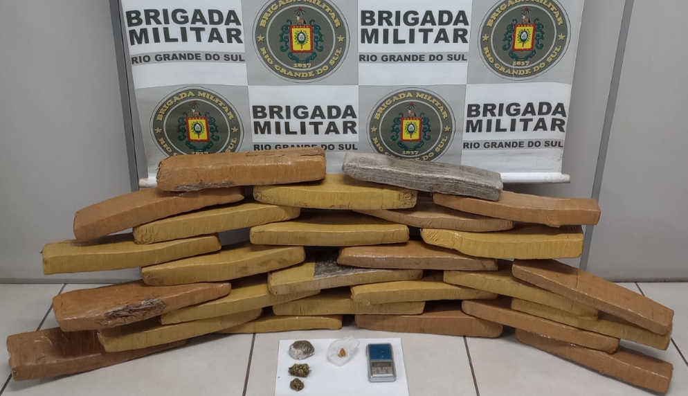 Droga estava escondida no forro de uma casa desabitada (Foto: Brigada Militar/Divulgação)