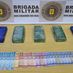 Brigada estima que os 'tijolos' de cocaína e crack devem dar um prejuízo de R$ 500 mil aos traficantes (Foto: Brigada Militar/Divulgação)