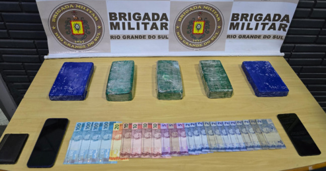 Brigada estima que os 'tijolos' de cocaína e crack devem dar um prejuízo de R$ 500 mil aos traficantes (Foto: Brigada Militar/Divulgação)