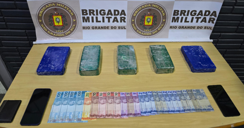 Brigada estima que os 'tijolos' de cocaína e crack devem dar um prejuízo de R$ 500 mil aos traficantes (Foto: Brigada Militar/Divulgação) Brigada estima que os 'tijolos' de cocaína e crack devem dar um prejuízo de R$ 500 mil aos traficantes (Foto: Brigada Militar/Divulgação)