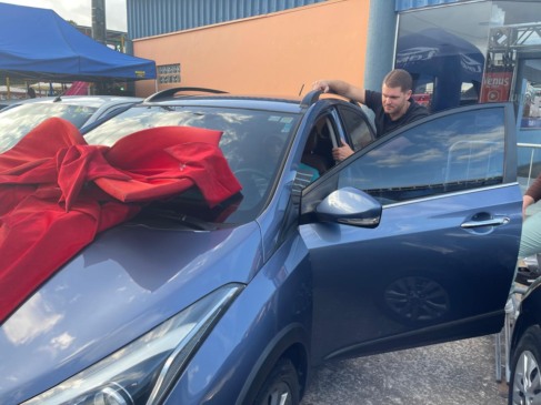 Maicon está sempre atento à aproximação dos clientes