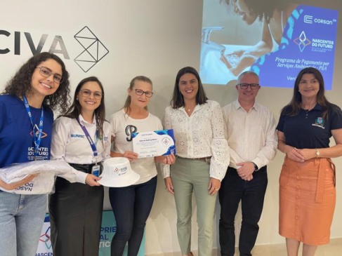 Entre os que receberam o certificado, Sidonia Behling Delavi, que tem propriedade em Linha Maria Madalena (Foto: Débora Kist/Folha do Mate)