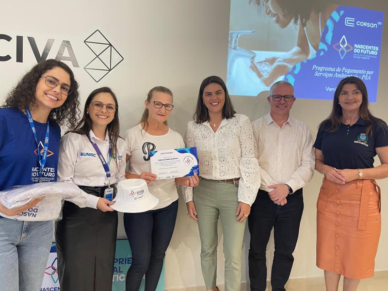 Entre os que receberam o certificado, Sidonia Behling Delavi, que tem propriedade em Linha Maria Madalena (Foto: Débora Kist/Folha do Mate) Entre os que receberam o certificado, Sidonia Behling Delavi, que tem propriedade em Linha Maria Madalena (Foto: Débora Kist/Folha do Mate)