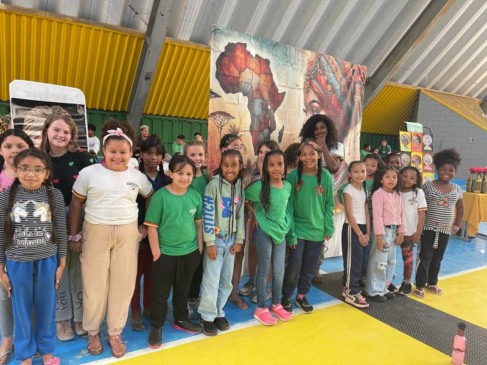 Entre as atividades, houve o Desfile de Penteados Afros, organizado com a colaboração das famílias (Foto: Débora Kist/Folha do Mate)