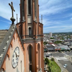 Relógio frontal da igreja católica de Venâncio Aires, além dos dois laterais, nas duas torres, voltaram a girar os ponteiros corretamente na semana passada (Foto: Débora Kist/Folha do Mate)