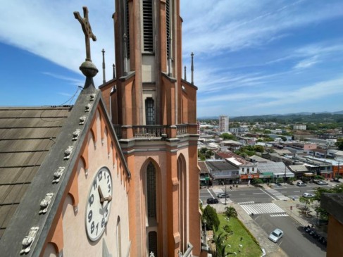 Relógio frontal da igreja católica de Venâncio Aires, além dos dois laterais, nas duas torres, voltaram a girar os ponteiros corretamente na semana passada (Foto: Débora Kist/Folha do Mate)
