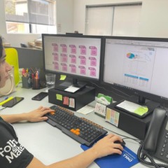 Diagramação da revista foi feita pela arte-finalista Adriele do Amaral (Foto: Débora Kist/Folha do Mate)