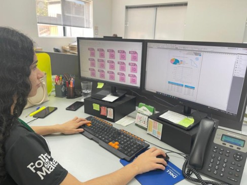 Diagramação da revista foi feita pela arte-finalista Adriele do Amaral (Foto: Débora Kist/Folha do Mate)