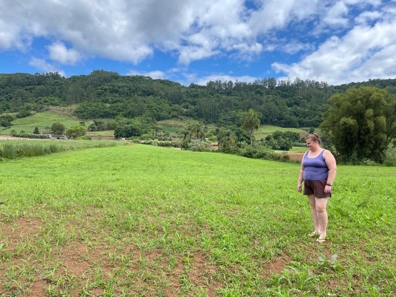 Andressa Richter, de Linha Santana, junto à área da propriedade onde são cultivadas pastagens para o gado leiteiro. Local ainda tem solo arenoso, consequência da enchente do arroio Sampaio em 2024 (Foto: Débora Kist/Folha do Mate) Andressa Richter, de Linha Santana, junto à área da propriedade onde são cultivadas pastagens para o gado leiteiro. Local ainda tem solo arenoso, consequência da enchente do arroio Sampaio em 2024 (Foto: Débora Kist/Folha do Mate)
