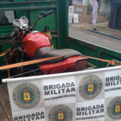 Moto estava em frente a uma casa e apresentou irregularidades (Foto: Brigada Militar/Divulgação)