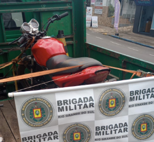 Moto estava em frente a uma casa e apresentou irregularidades (Foto: Brigada Militar/Divulgação)