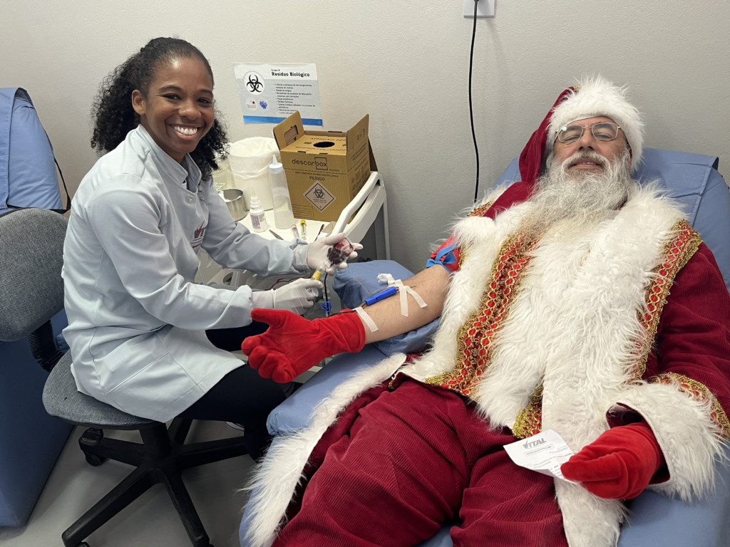 Técnica de Enfermagem Jéssyca Lopes coletou o sangue do Papai Noel (Foto: Juan Grings) Técnica de Enfermagem Jéssyca Lopes coletou o sangue do Papai Noel (Foto: Juan Grings)