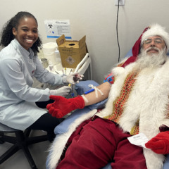  Técnica de Enfermagem Jéssyca Lopes coletou o sangue do Papai Noel (Foto: Juan Grings)