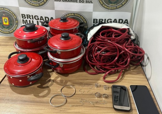 Utensílios roubados foram apreendidos com o casal