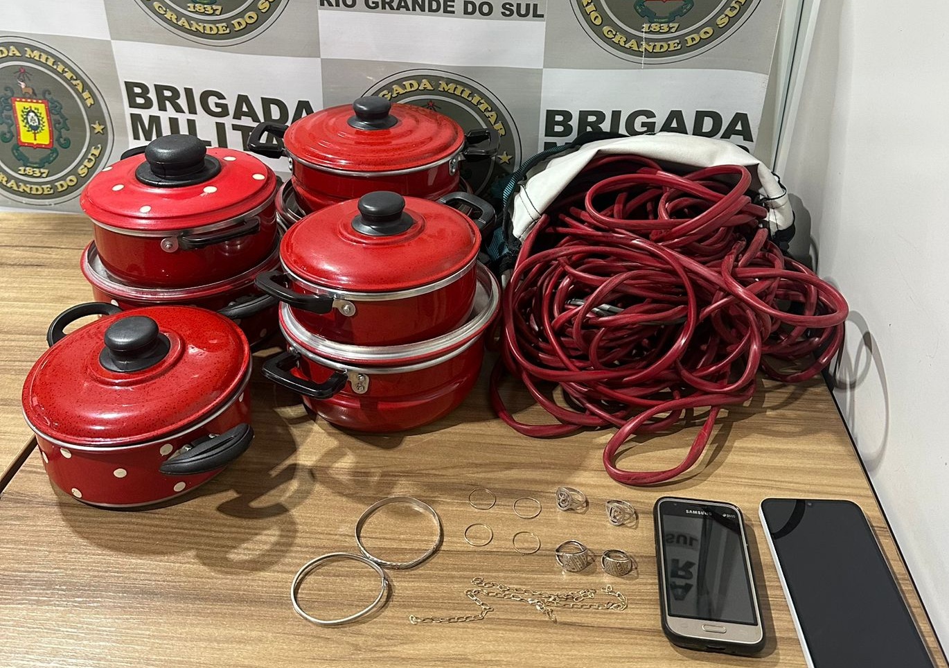 Utensílios roubados foram apreendidos com o casal