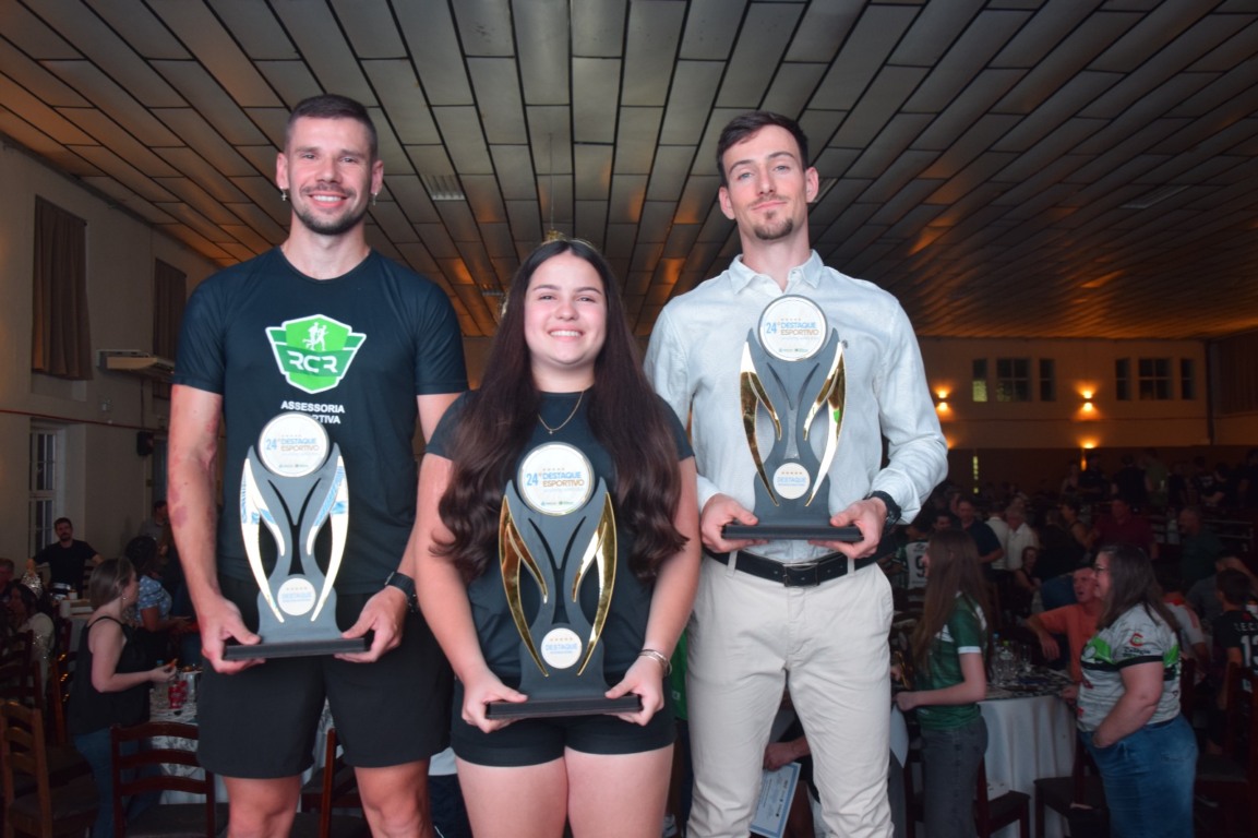 Roberto Wessling (Troféu Destaque Municipal), Cecília Sousa de Almeida (Troféu Destaque Esportivo Internacional) e Gustavo Dallafávera (Troféu Destaque Esportivo Regional/Nacional)