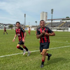 Dênis comemora o segundo gol com a torcida