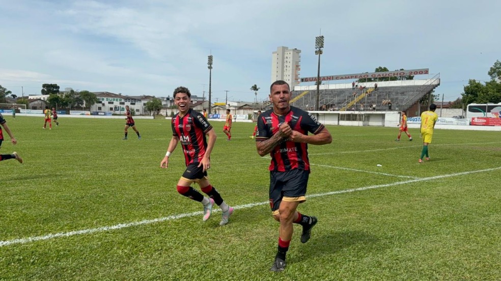 Dênis comemora o segundo gol com a torcida Dênis comemora o segundo gol com a torcida