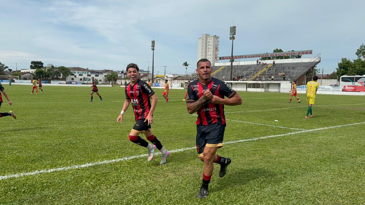 Dênis comemora o segundo gol com a torcida