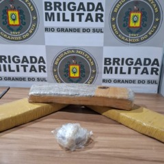 Policiais apreenderam a droga que estava em uma sacola
