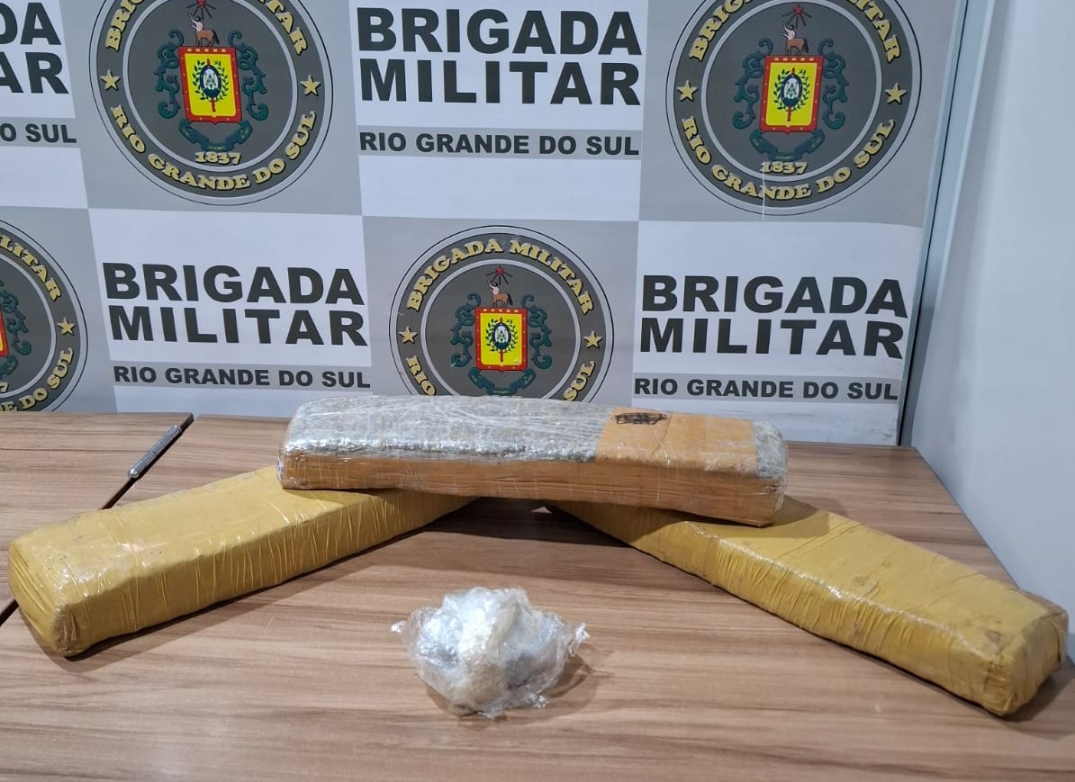 Policiais apreenderam a droga que estava em uma sacola