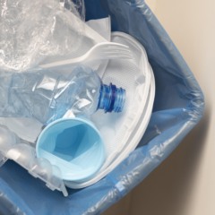 É a primeira vez que o país estabelece metas nacionais obrigatórias de logística reversa para o plástico (Foto: Reprodução/Freepik)