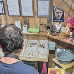 Prédio onde eram realizadas cirurgias clandestinas foi fechado (Foto: Polícia Civil/Divulgação)