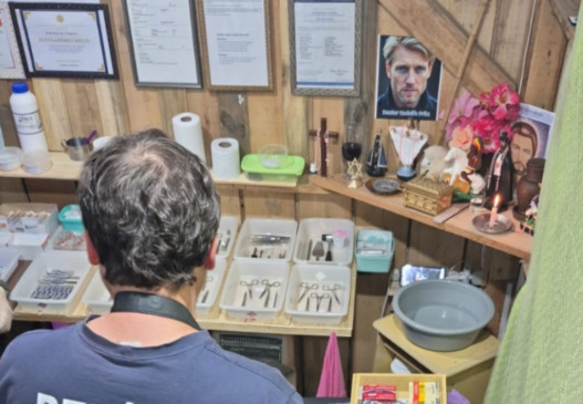 Prédio onde eram realizadas cirurgias clandestinas foi fechado (Foto: Polícia Civil/Divulgação)