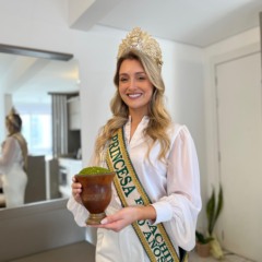 Taliana Beatriz da Silva comemora a conquista ao título de princesa da Fenachim (Foto: Júnior Posselt/Folha do Mate)