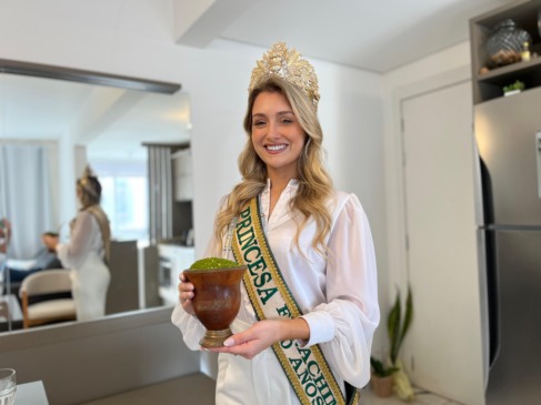 Taliana Beatriz da Silva comemora a conquista ao título de princesa da Fenachim (Foto: Júnior Posselt/Folha do Mate)