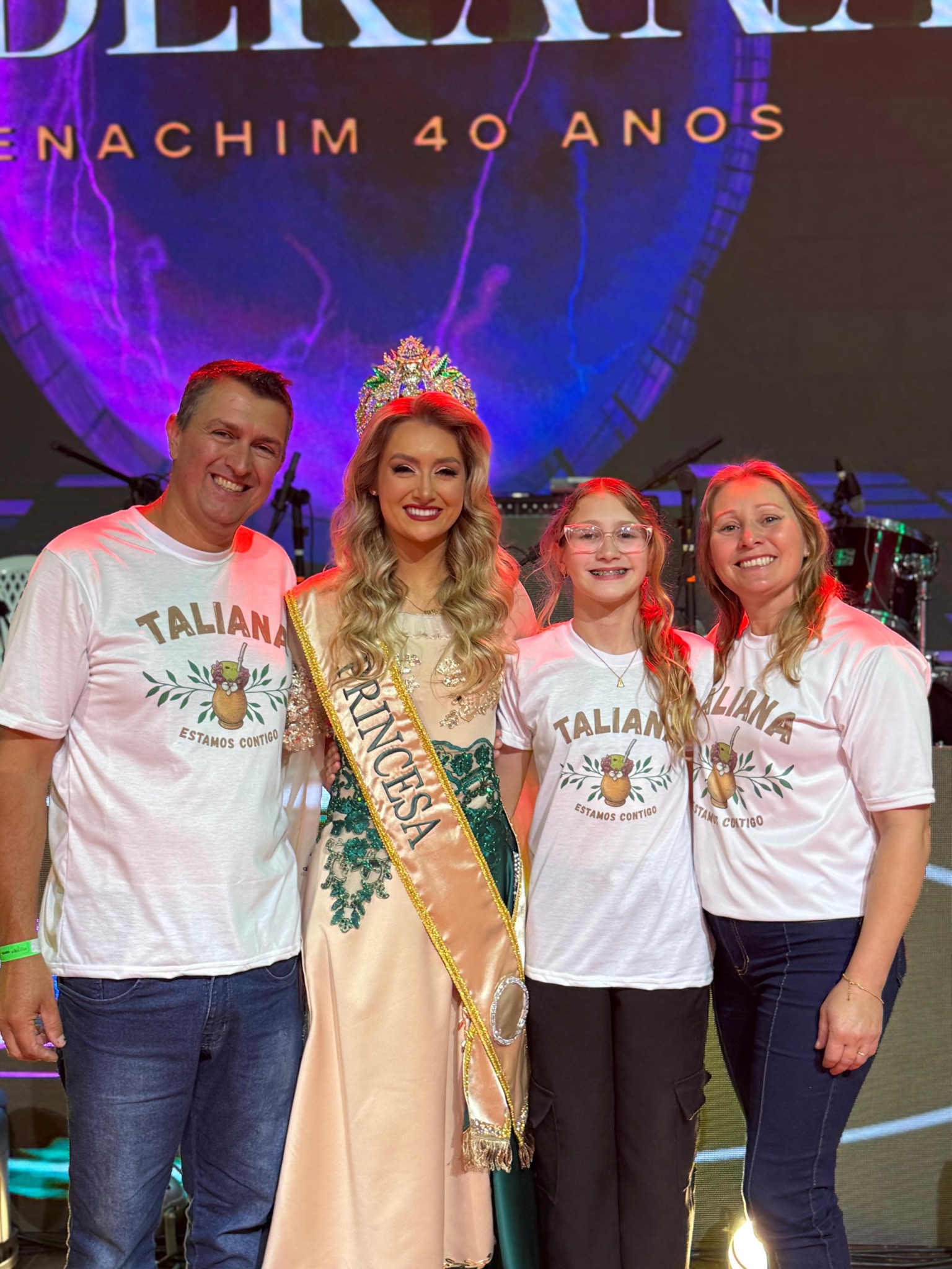 Taliana junto do pai Adair José da Silva, irmã Tainá Silva e mãe Elisandre Röhsler