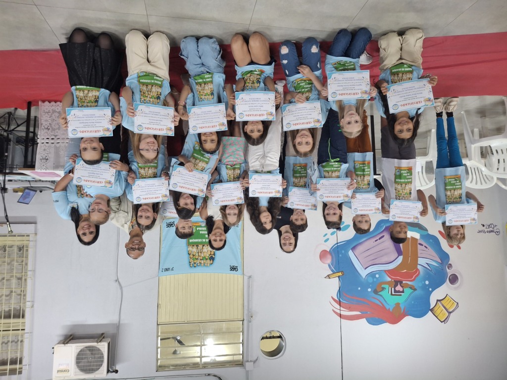 Estudantes receberam certificados pela participação no projeto de escrita do livro (Fotos: Alan Faleiro) Estudantes receberam certificados pela participação no projeto de escrita do livro (Fotos: Alan Faleiro)