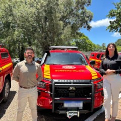 Novo veículo para o Corpo de Bombeiros foi recebido pelo secretário de Segurança Pública e Defesa Civil, Luciano Teixeira, e pela prefeita em exercício Izaura Landim (Foto: Foto AI Prefeitura)