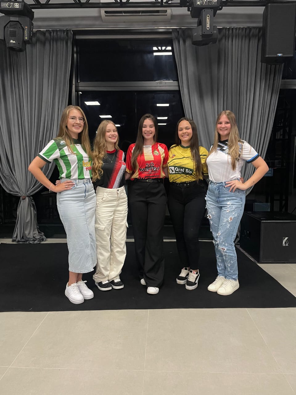 Da E/D, Bruna Kern Danhaha, Sofia Schmidt, Mikaela Larissa Giehl, Andriele Mendes Raenck e Manuela Vitória Trevisan. (Foto: Arquivo pessoal) Da E/D, Bruna Kern Danhaha, Sofia Schmidt, Mikaela Larissa Giehl, Andriele Mendes Raenck e Manuela Vitória Trevisan. (Foto: Arquivo pessoal)