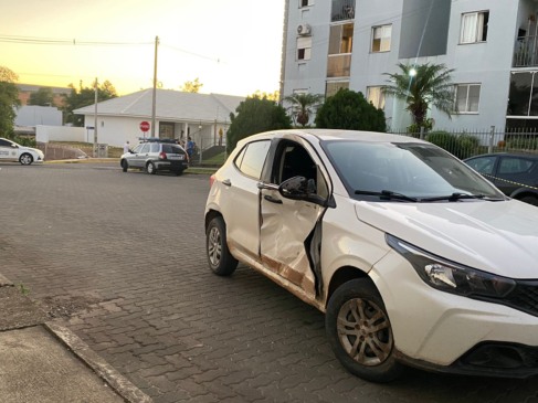 Colisão envolveu carro e moto no bairro Aviação. (Foto: Júlia Brandenburg/Folha do Mate)