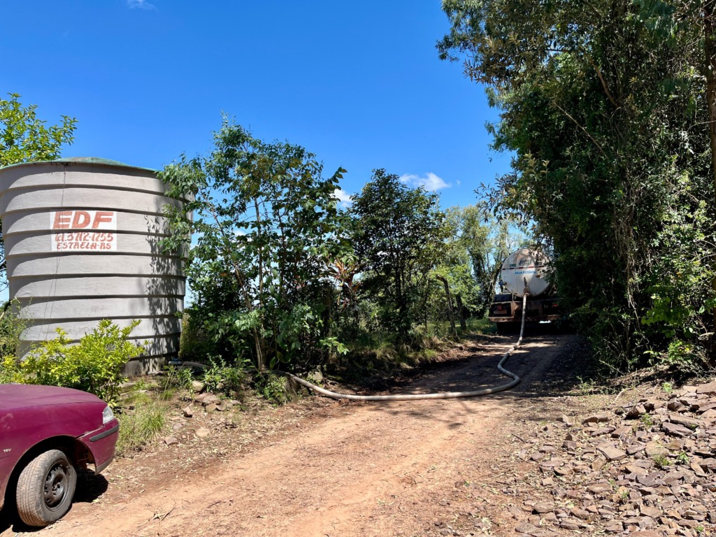 Água distribuída pelo caminhão é potável e pode ser consumida por humanos e animais (Foto: Júnior Posselt/Folha do Mate)