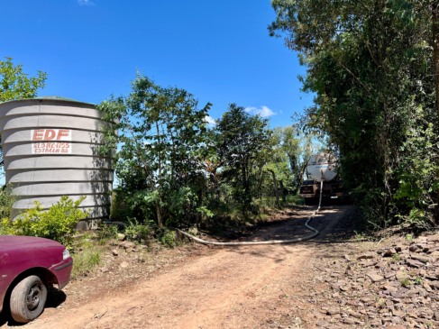 Água distribuída pelo caminhão é potável e pode ser consumida por humanos e animais (Foto: Júnior Posselt/Folha do Mate)