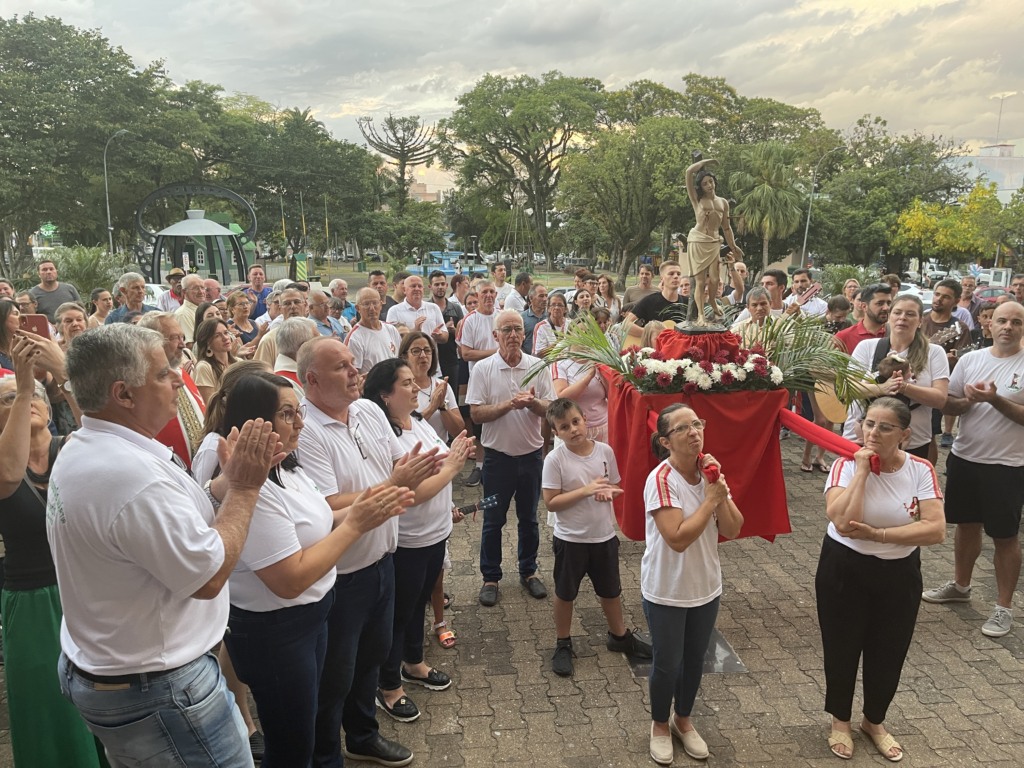 Anualmente, festa reúne grande número de fiéis (Foto: Luana Schweikart/Arquivo FM) Anualmente, festa reúne grande número de fiéis (Foto: Luana Schweikart/Arquivo FM)