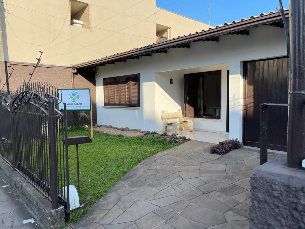Local conta com três banheiros e três quartos, com cinco camas beliches e duas simples de solteiro, além de sala e cozinha
(Foto: Leonardo Pereira/Folha do Mate) Local conta com três banheiros e três quartos, com cinco camas beliches e duas simples de solteiro, além de sala e cozinha
(Foto: Leonardo Pereira/Folha do Mate)