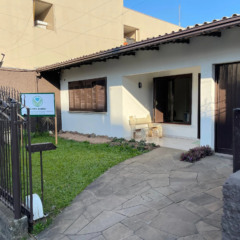 Local conta com tr&ecirc;s banheiros e tr&ecirc;s quartos, com cinco camas beliches e duas simples de solteiro, al&eacute;m de sala e cozinha
(Foto: Leonardo Pereira/Folha do Mate)
