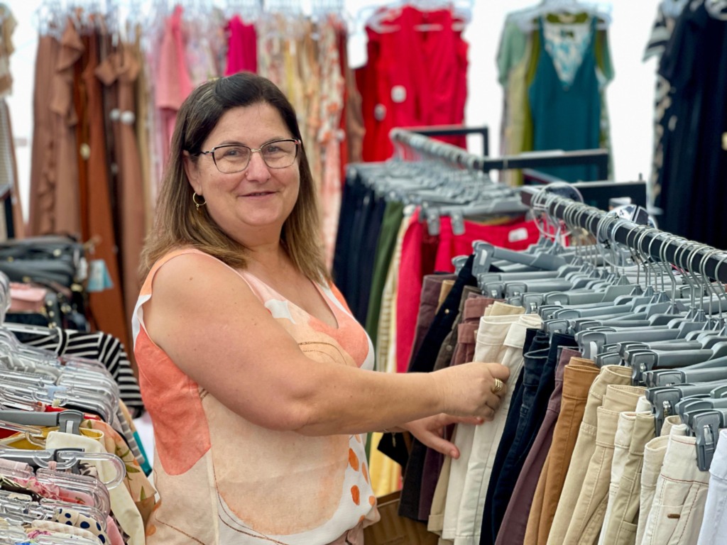 Moradora de Mato Leitão costuma comprar roupas de verão no fim de ano, aproveitando condições de pagamento diferenciadas (Fotos: Júnior Posselt/Folha do Mate)